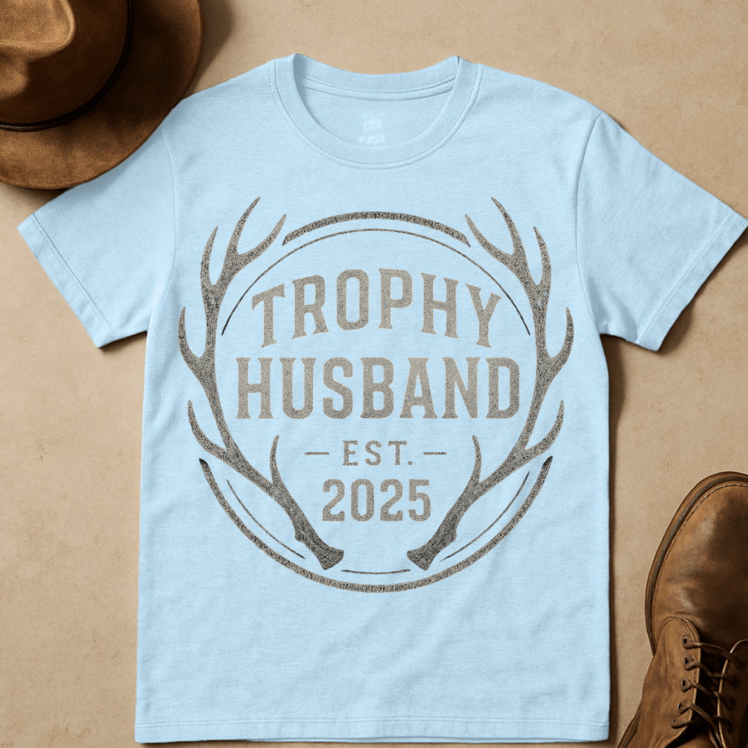 TROPHY HUSBAND ANTLER EMBLEM T-SHIRT