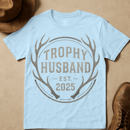 TROPHY HUSBAND ANTLER EMBLEM T-SHIRT
